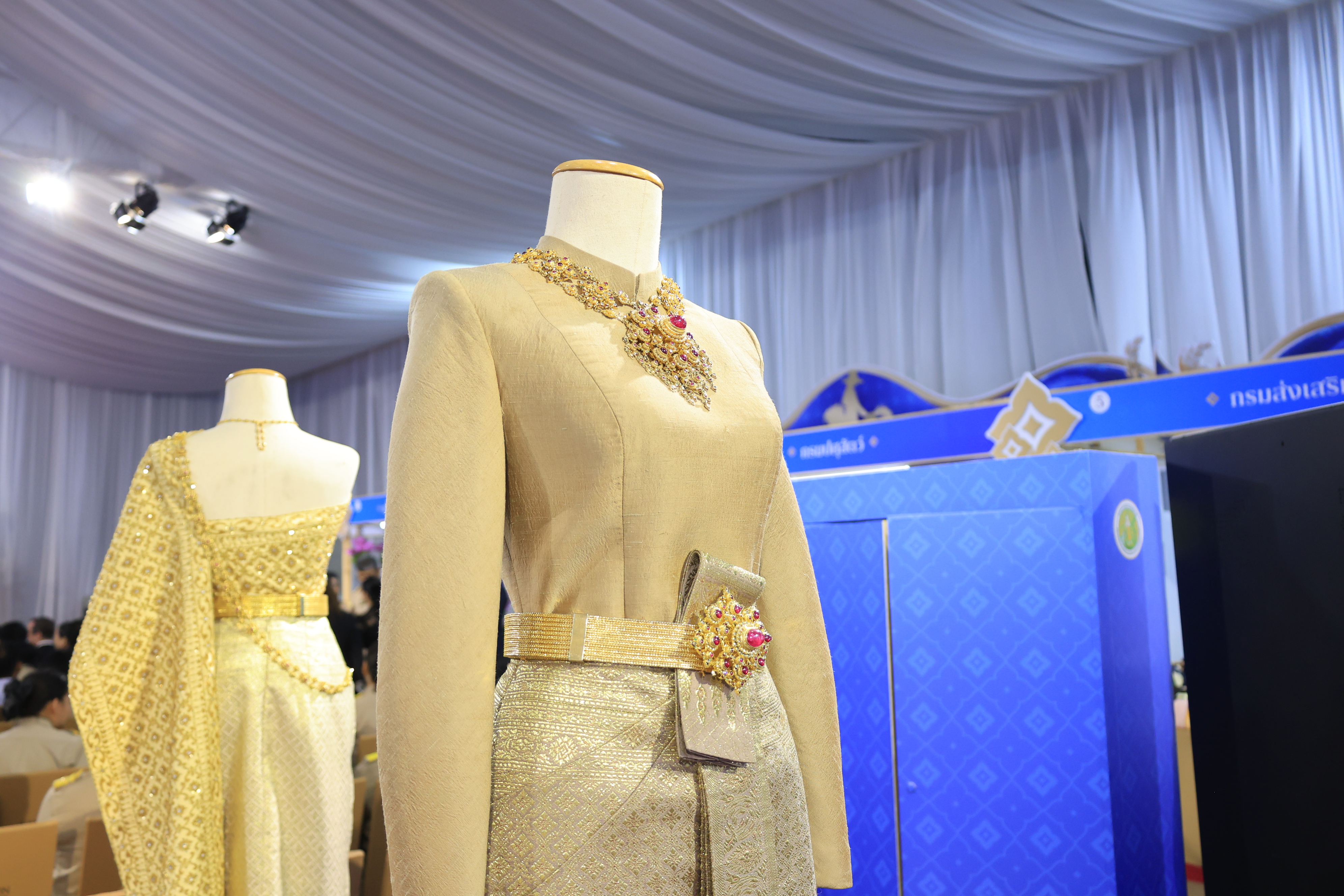 title - สำนักงานการปฏิรูปที่ดินเพื่อเกษตรกรรม ร่วมเฝ้าฯ รับเสด็จ สมเด็จพระกนิษฐาธิราชเจ้า กรมสมเด็จพระเทพรัตนราชสุดา ฯ สยามบรมราชกุมารี เสด็จพระราชดำเนินไปทรงเปิดงานเทิดพระเกียรติและน้อมรำลึก ในพระมหากรุณาธิคุณของสมเด็จพระนางเจ้าสิริกิติ์ พระบรมราชินีนาถ พระบรมราชชนนีพันปีหลวง “ภูษา ธัญญา ราชินี”